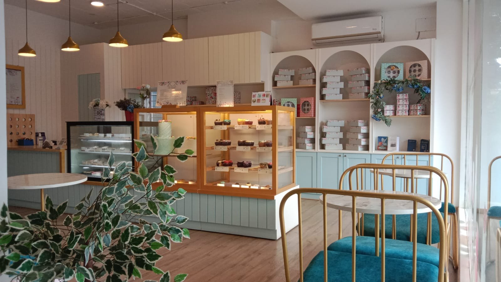 Mary Jane's — interior