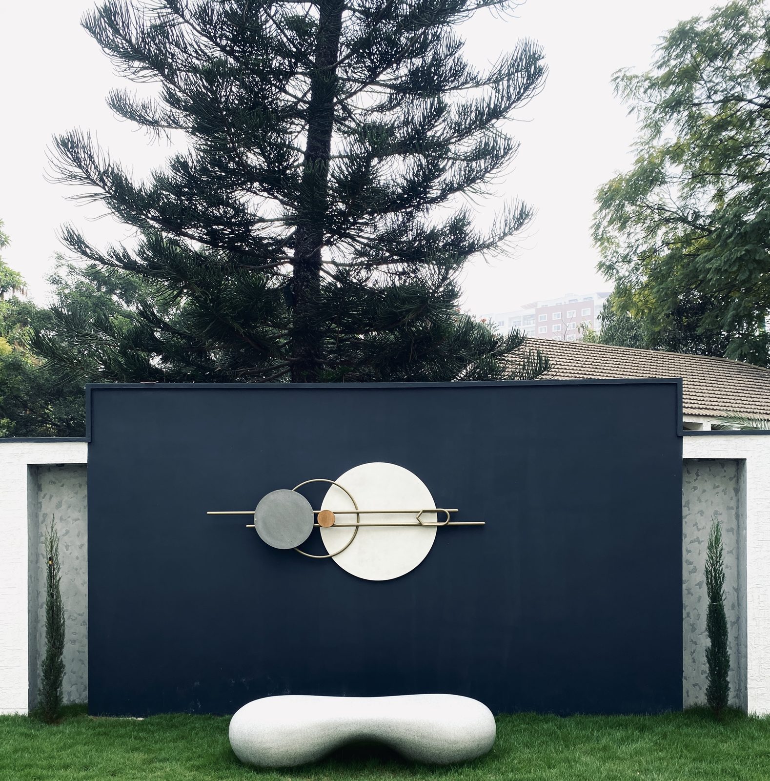 Bafna residence — courtyard feature wall in daylight